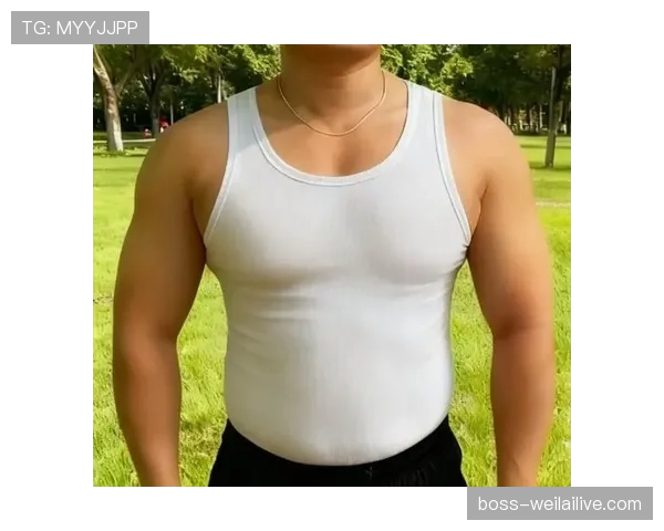 李诗沣训练完直接瘫在场边啃蛋白棒,这自律程度我真绷不住了 李诗沣训练完直接瘫在场边啃蛋白棒,这自律程度我真绷不住了